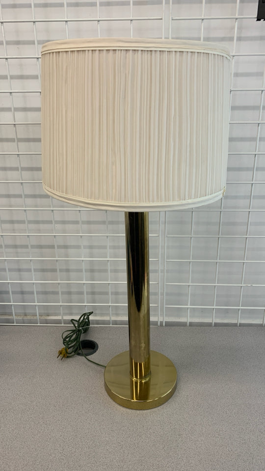 BRASS LAMP W/RIPPLE CREAM SHADE.