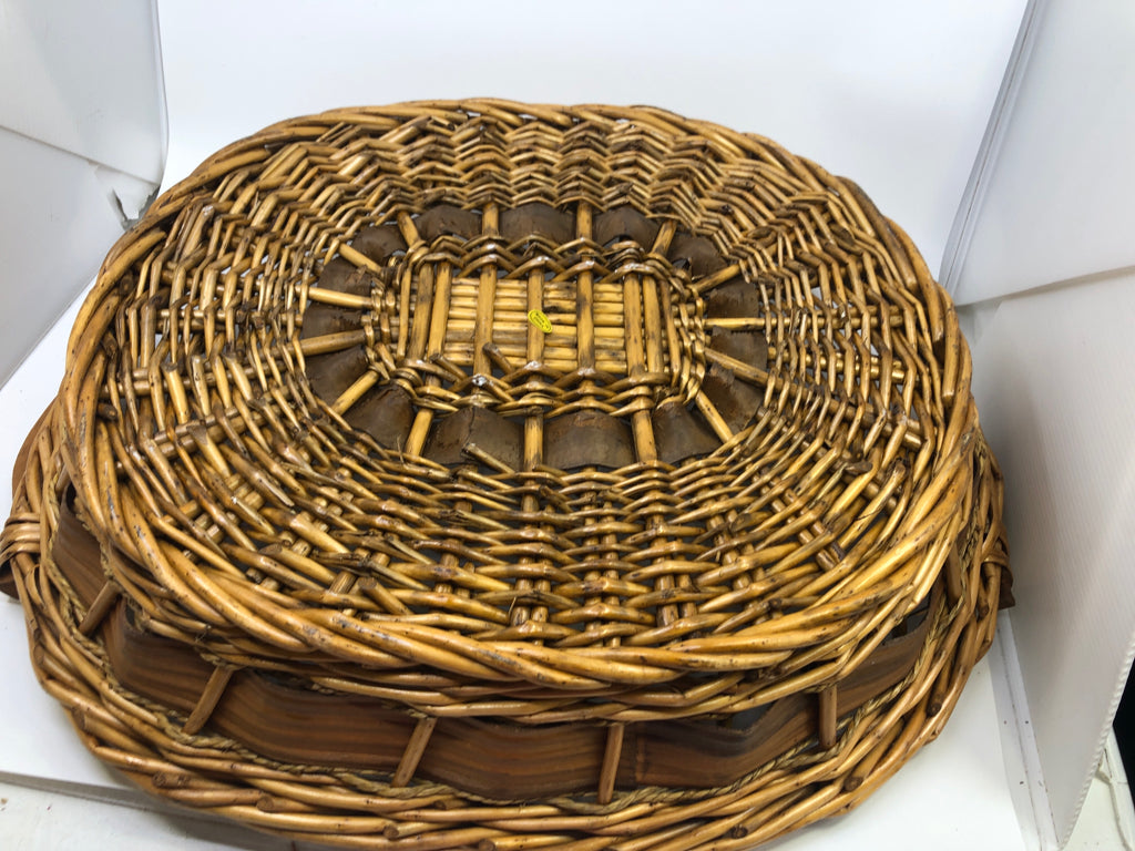 OVAL 2 TONE FLAT BASKET W/WOOD HANDLES.