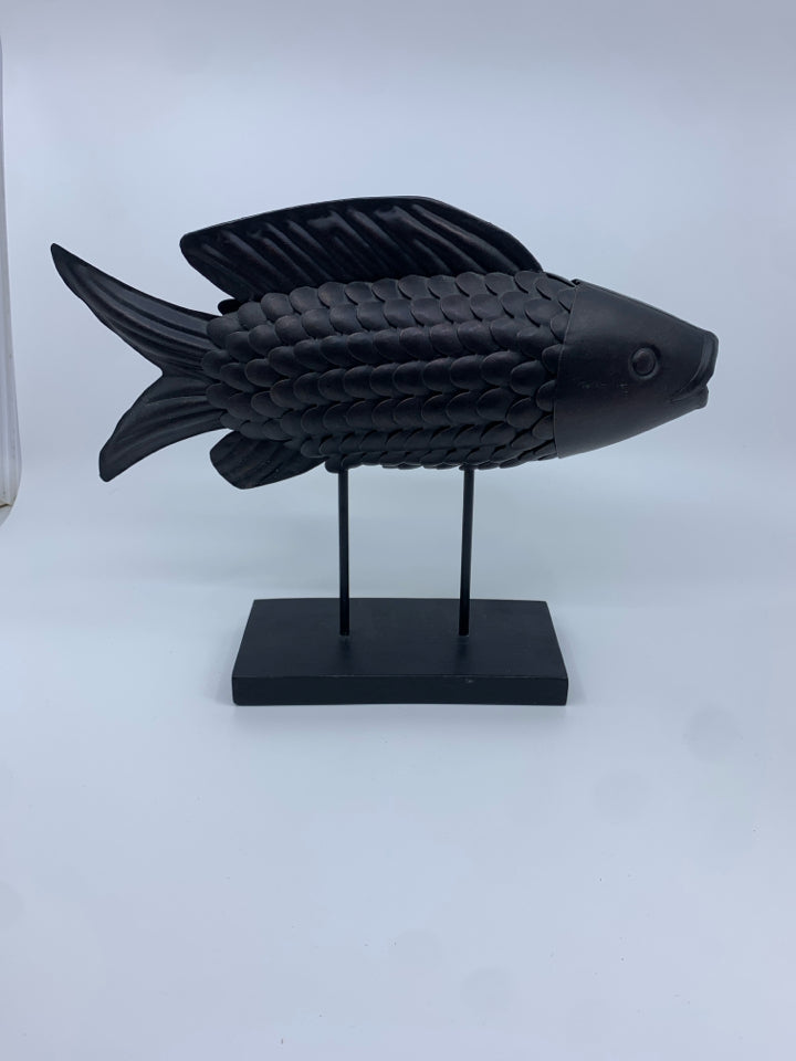 METAL BLACK FISH ON STAND.