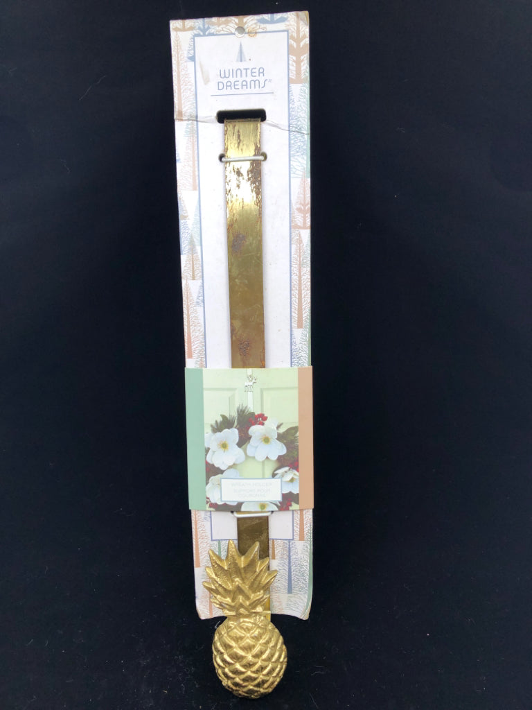 NIP GOLD METAL PINEAPPLE WREATH HOLDER.