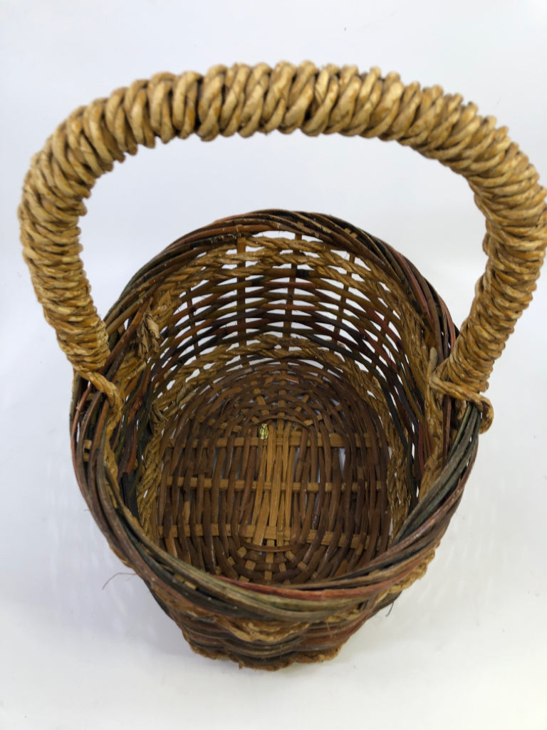 MULTI COLORED WEAVED BASKET W/HANDLE.