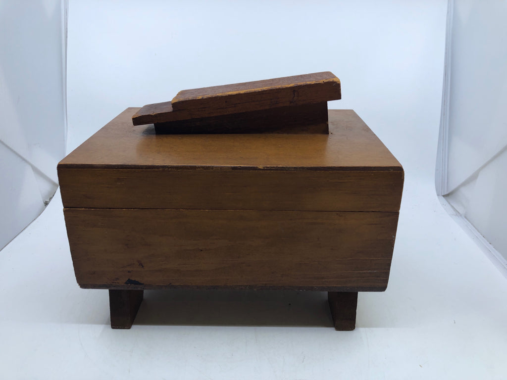 VTG WOOD SHOE SHINER FOOTED BOX W/ LATCH.