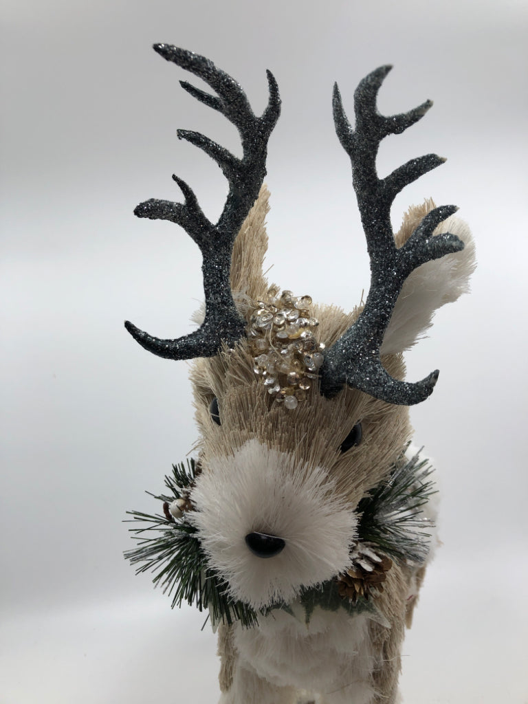STRAW STANDING REINDEER.