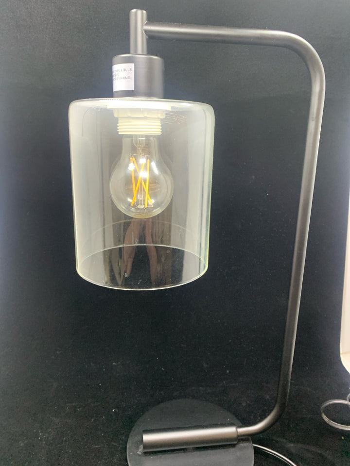 INDUSTRIAL STYLE BLACK METAL TABLE LAMP.
