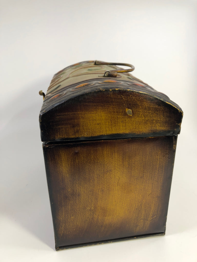 DETAILED TIN BOX W/LATCH HOOK.