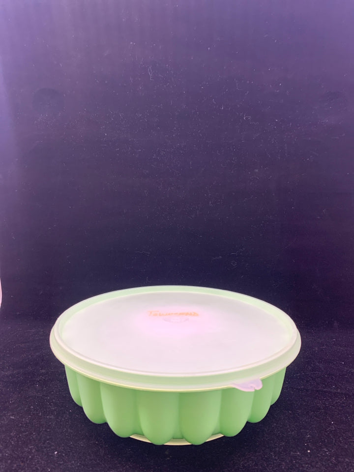 VTG GREEN TUPPERWARE JELLO MOLD.