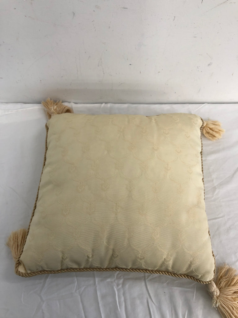 CREAM PILLOW W/ TASSELS.