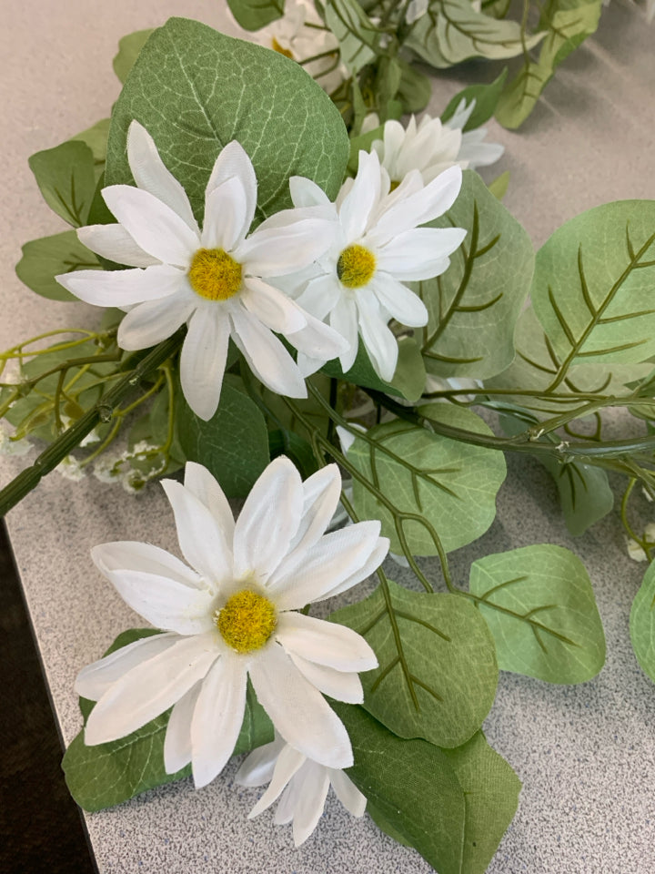 NWT WHITE DAISY FLOWER GARLAND.