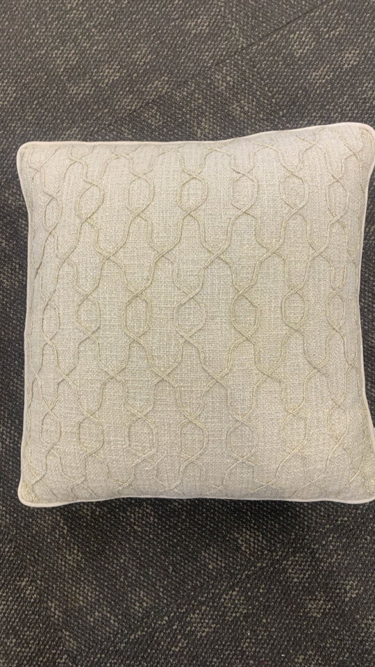 CREAM PILLOW BRAIDED GLITTER DESIGN.