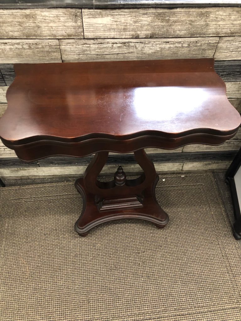 VTG SWIVEL TOP HARP SHAPED END TABLE.