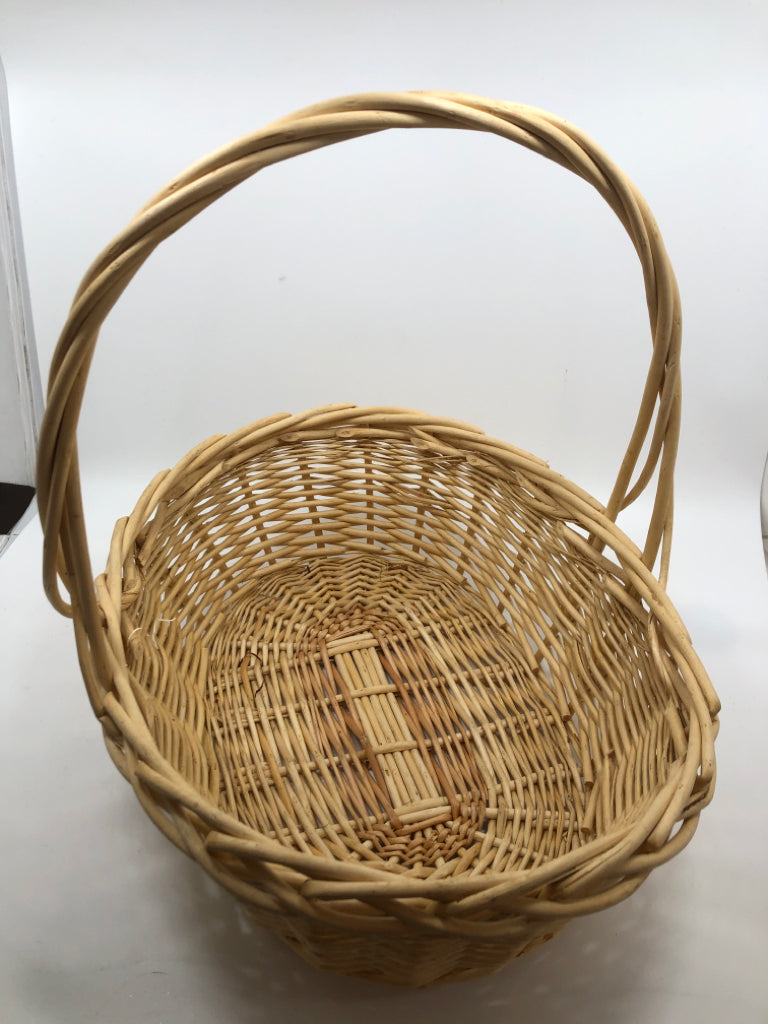 THICK WOVEN WICKER BASKET.