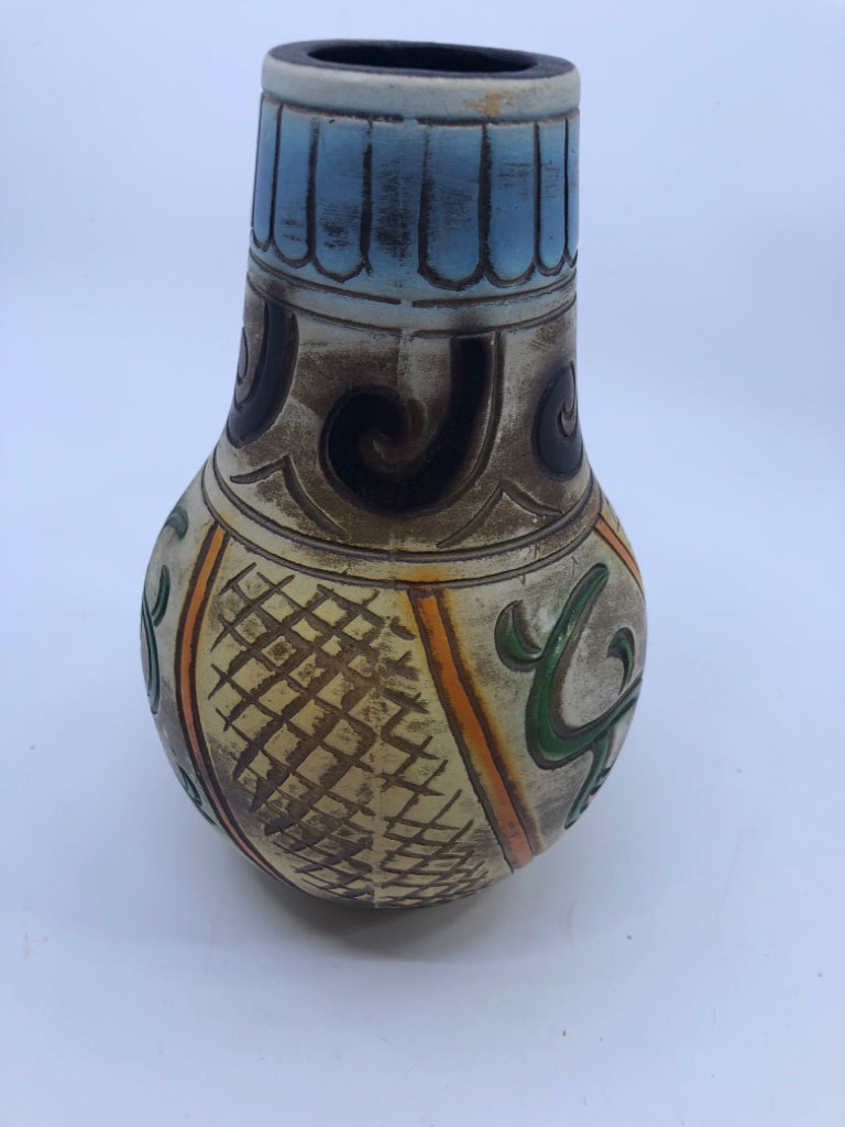 SCROLL AND LINES CARVED HANDLED VASE TAN/BROWN.