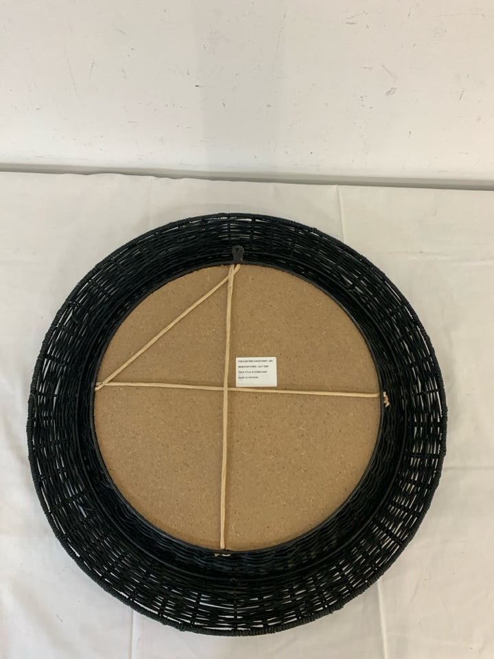 BLACK WOVEN ROUND MIRROR.