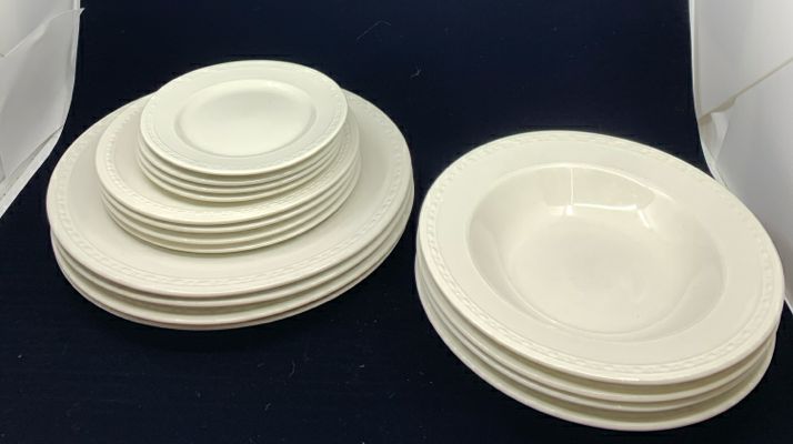 16 PC MERIDIAN BY ONEIDA DISH SET.