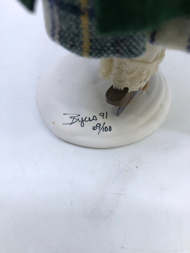 WOMAN CAROLER GREEN COAT PLAID SKIRT BROWN HAT "THE SKATERS" 1991 BYERS' CHOICE.