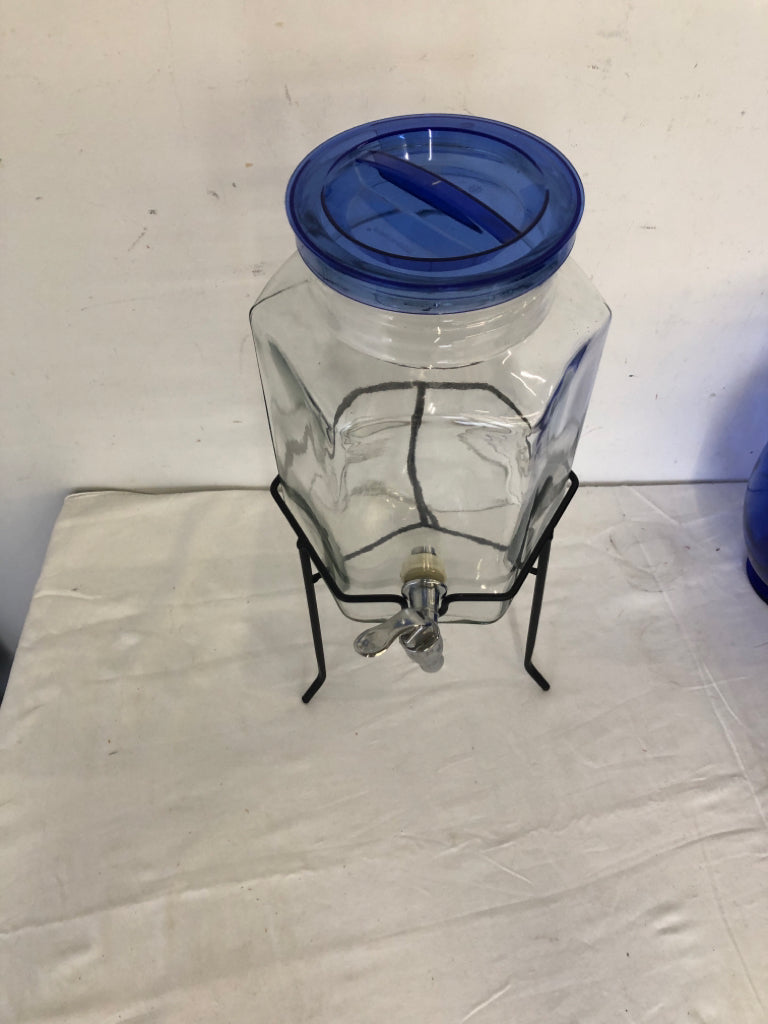 CLEAR GLASS DINK DISPENSER IN BLACK STAND.