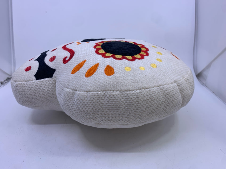 WHITE SUGAR SKULL PILLOW.