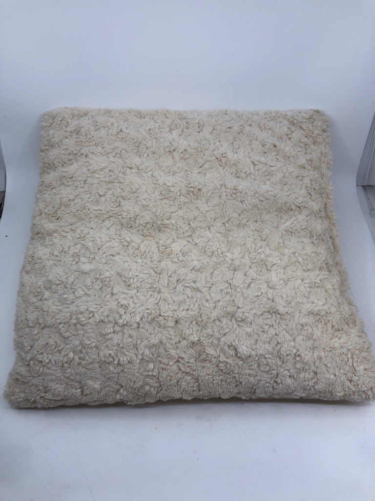 CREAM FURRY PILLOW.