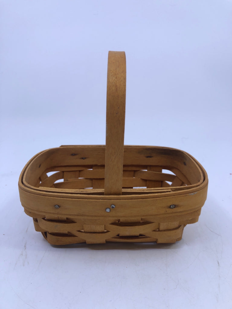 2001 SMALL ROUNDED RECTANGLE BASKET WITH HANDLE.