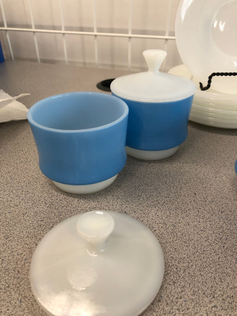 16PC VTG BLUE MOSAIC FIRE-KING: 7 CUP/SAUCERS + 2 SUGAR BOWLS.