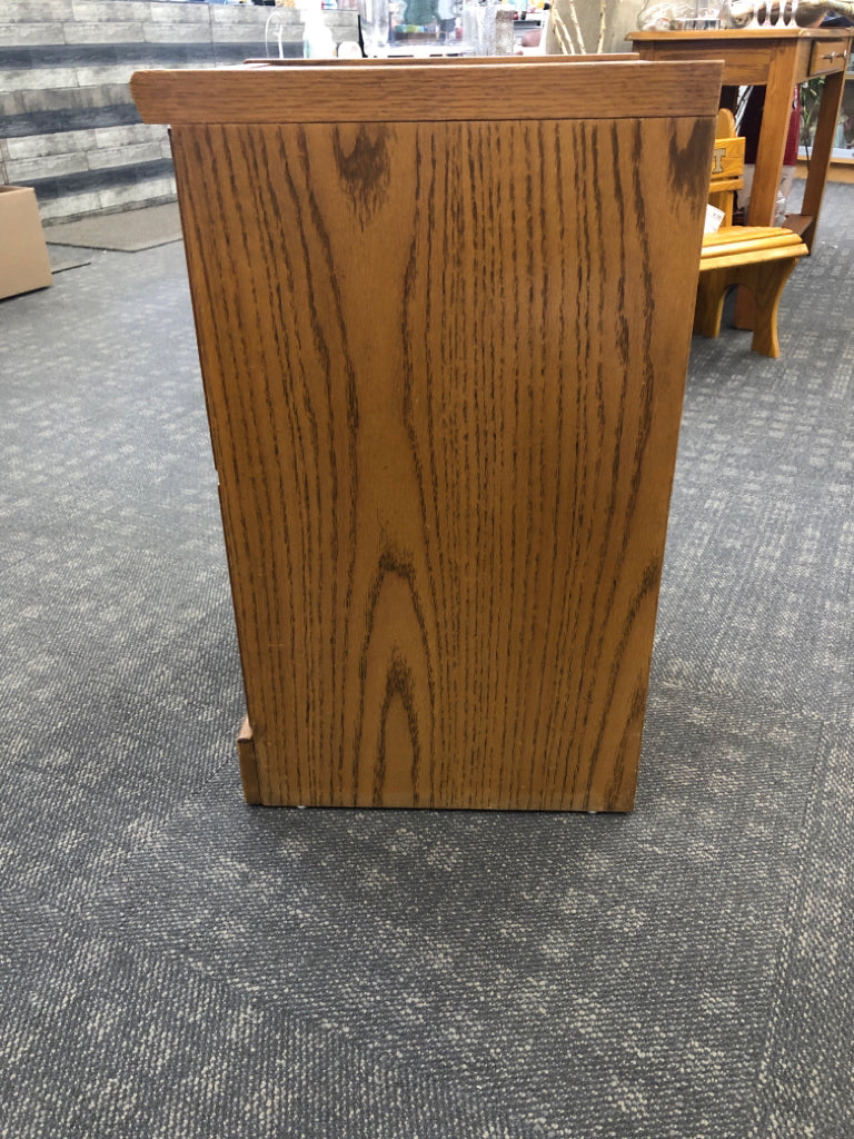 OAK WOOD 2 DRAWER FILE CABINET.