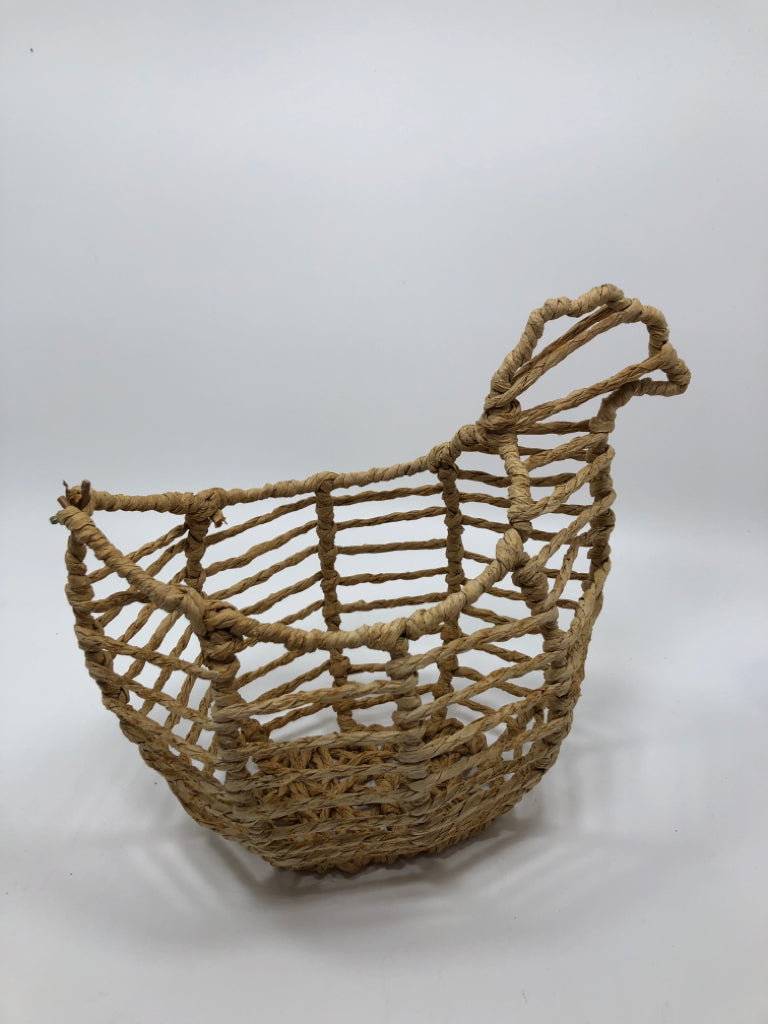 CHICKEN SHAPED WICKER BASKET.