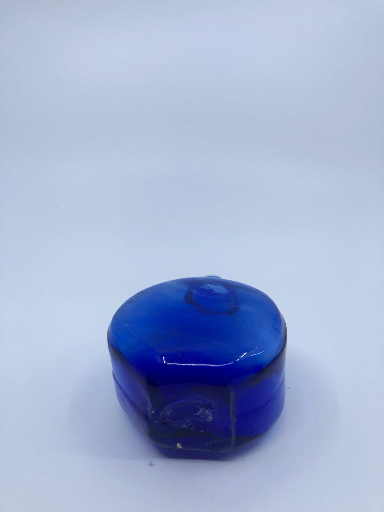 BLUE ROUND BUD VASE.