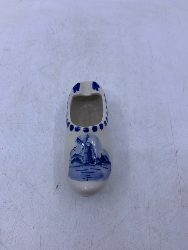 SMALL BLUE/WHITE HOLLAND SHOE.