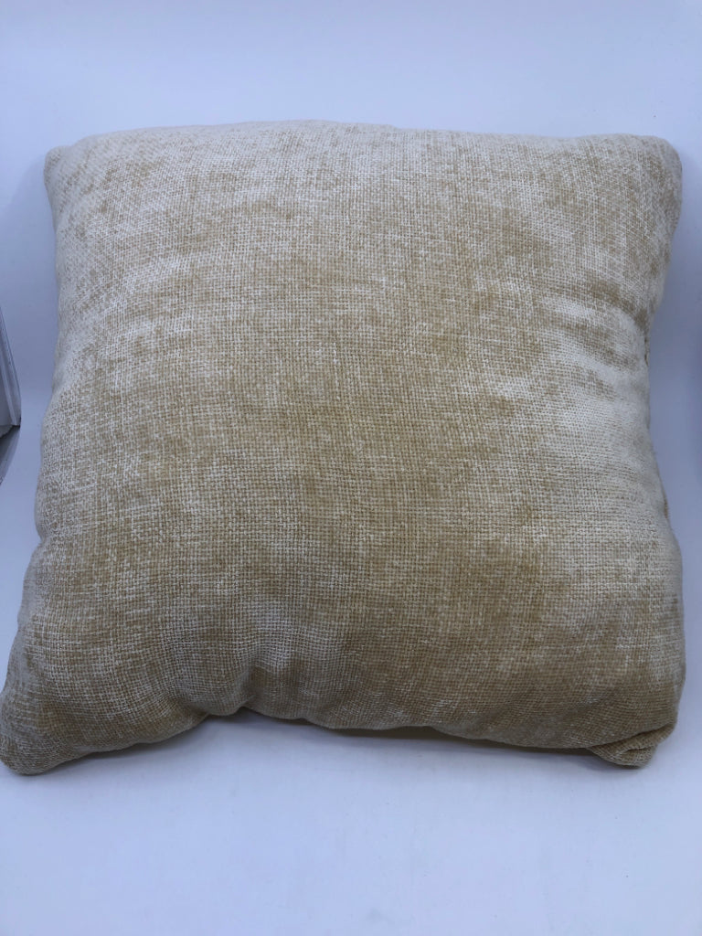 CREAM SOFT PILLOW.
