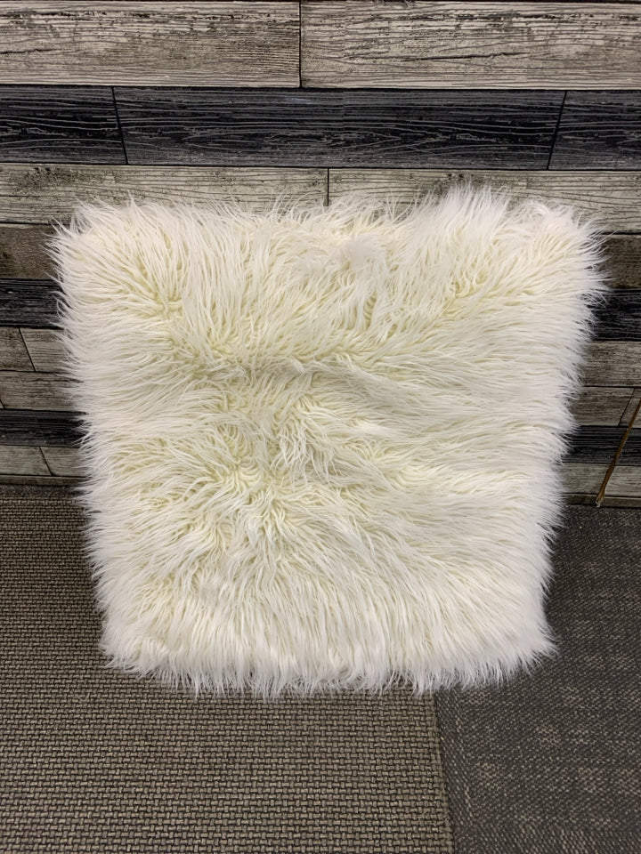 CREAM FURRY ACCENT PILLOW.