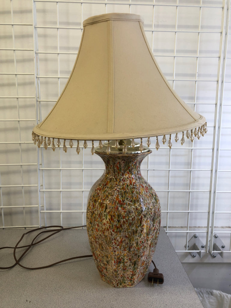 COLORFUL SPECKLED LAMP W/BEIGE SHADE & BEADS.