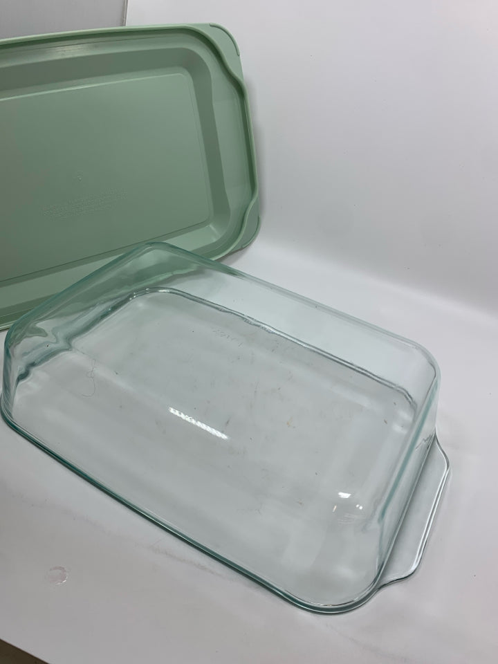 GLASS PYREX BAKING DISH W/TEAL PLASTIC LID.