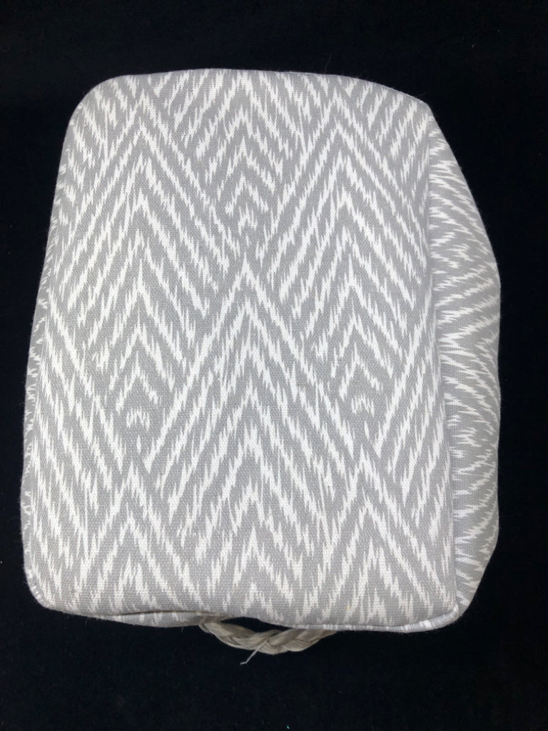 RECTANGLE GRAY/WHITE PATTERN CLOTH ORGANIZER W/ HANDLES.