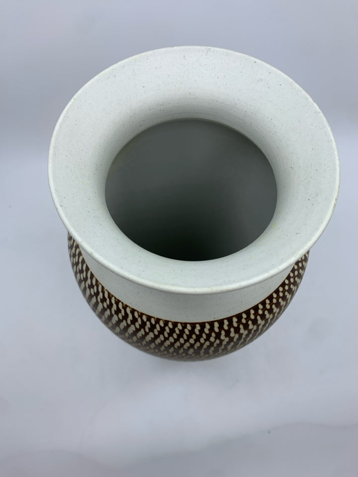 GREEN/BROWN STRIPE CERAMIC VASE.
