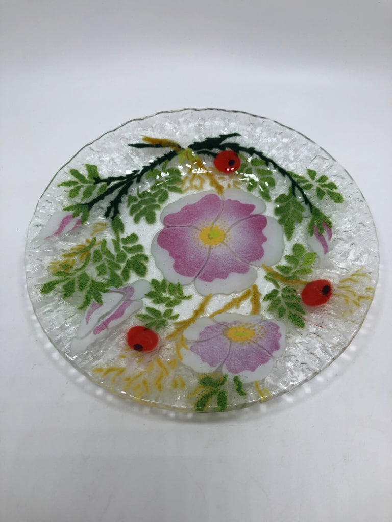 5 ASSORTED FUSED GLASS FLORAL DINNER PLATES.