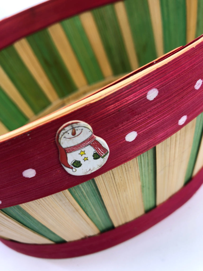 OVAL BLONDE/GREEN/RED BASKET WITH SNOWMEN.