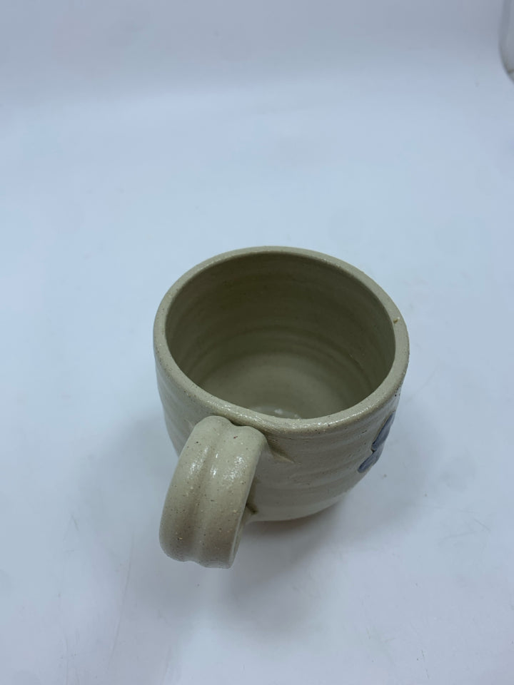 WILLIAMSBURG POTTERY MUG W/BLUE FLOWER.