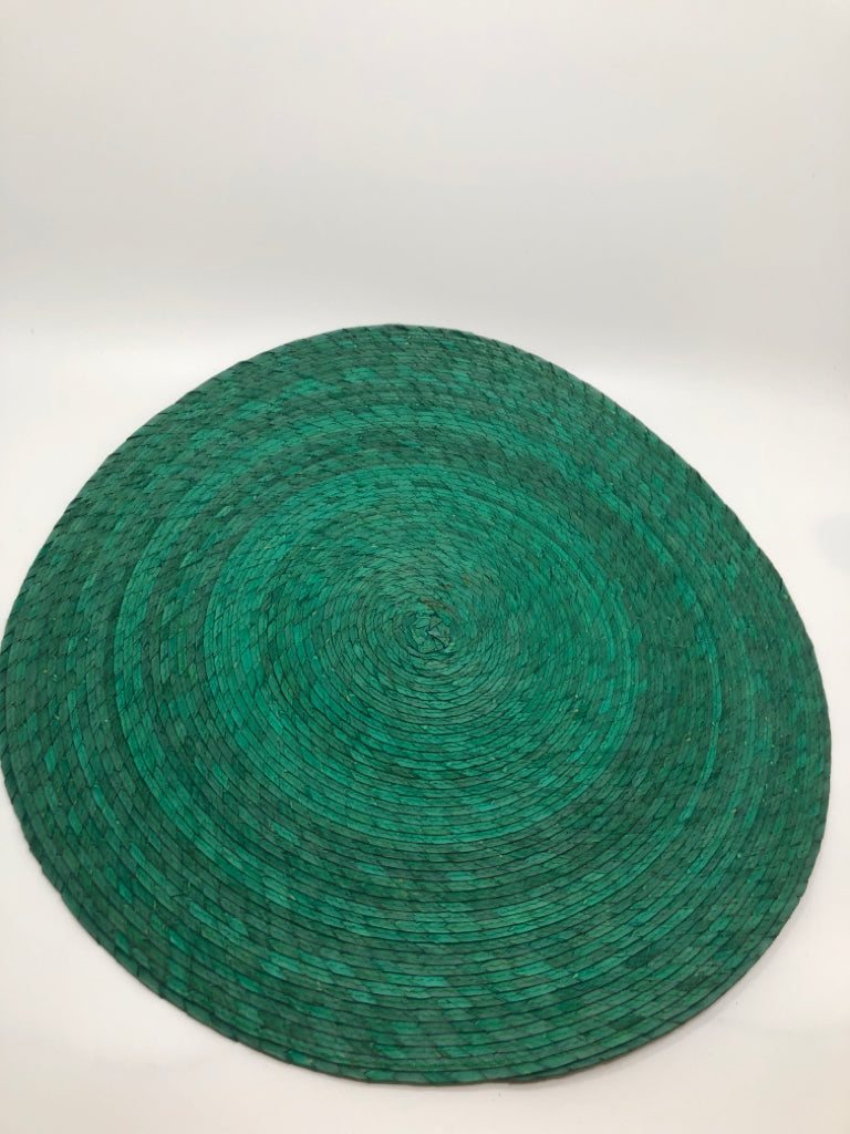 6 GREEN WOVEN ROUND PLACEMATS.