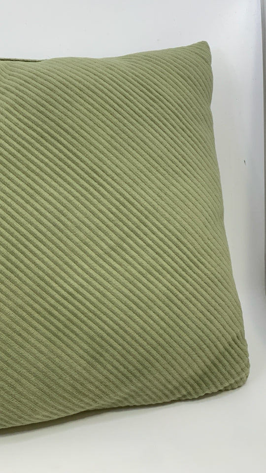 GREEN RECTANGLE ACCENT PILLOW W/RIBBED TEXTURE.