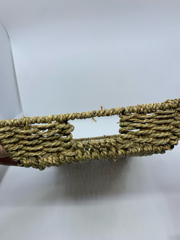 BLONDE WOVEN TRAY W HANDLES.