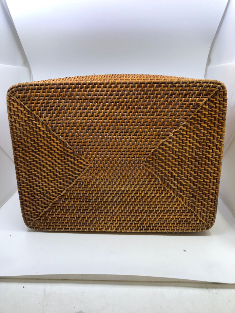 WOVEN CARMEL COLOR BASKET W/ HANDLES.