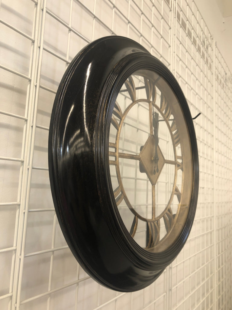 ROUND BLACK/GOLD WALL CLOCK.