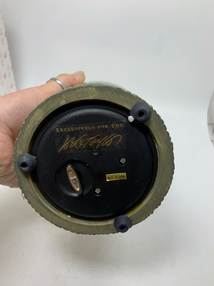 NIB LORD AND TAYLOR BOSTON MUSICAL SNOW GLOBE.