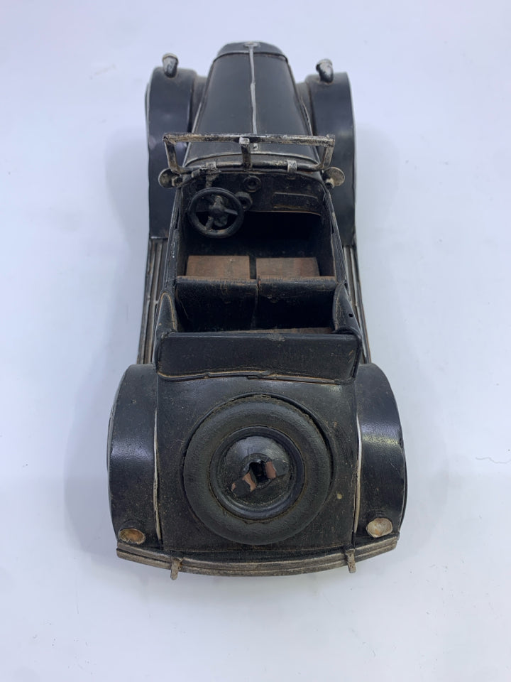 METAL DECORATIVE OLD CAR.