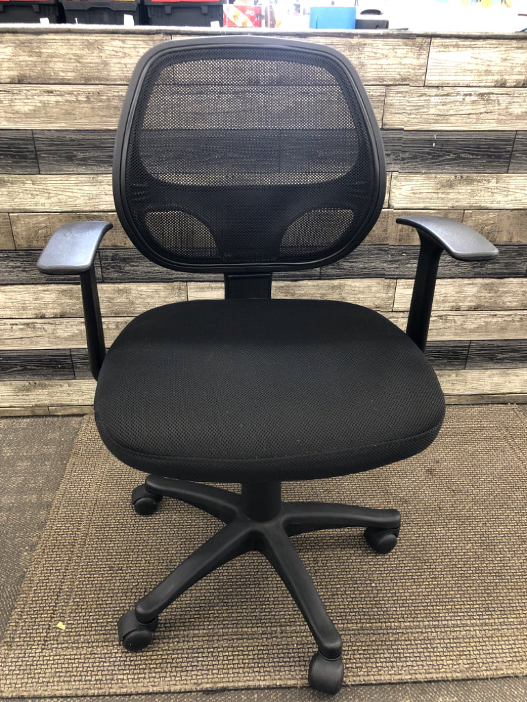 MESH BACK SWIVEL OFFICE CHAIR ON WHEELS.