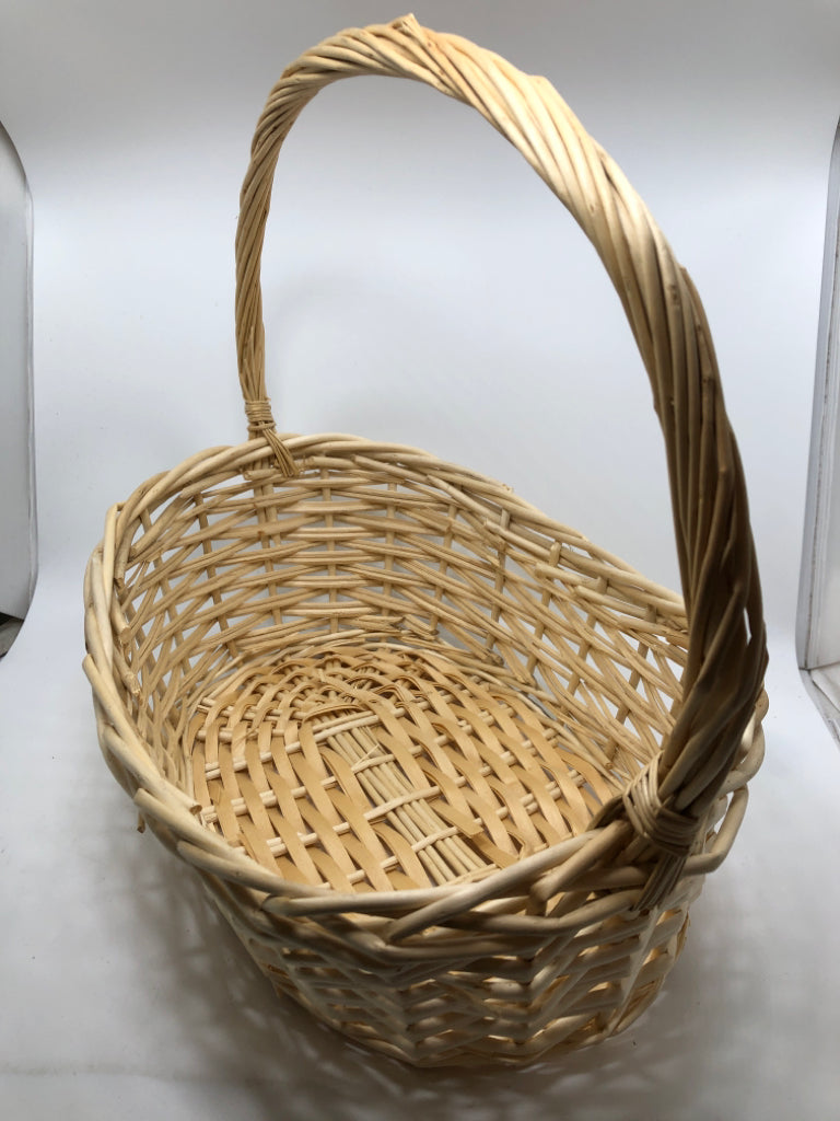 LIGHT OVAL WOVEN BASKET W/SPIRAL HANDLE.