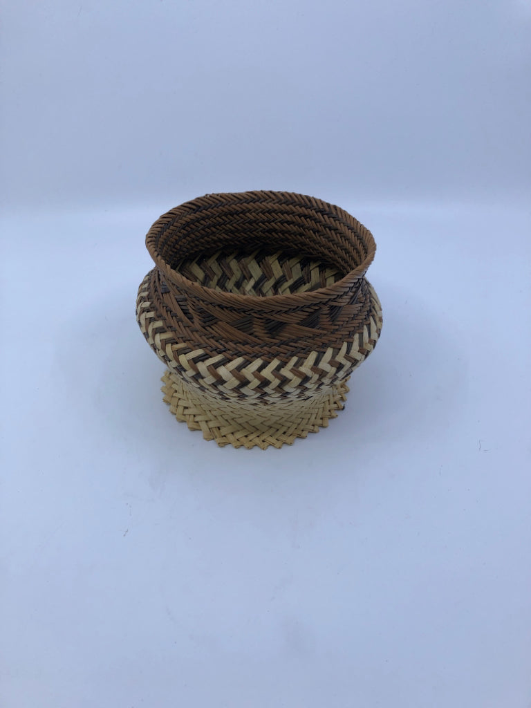 SMALL TWO TONE BASKET.