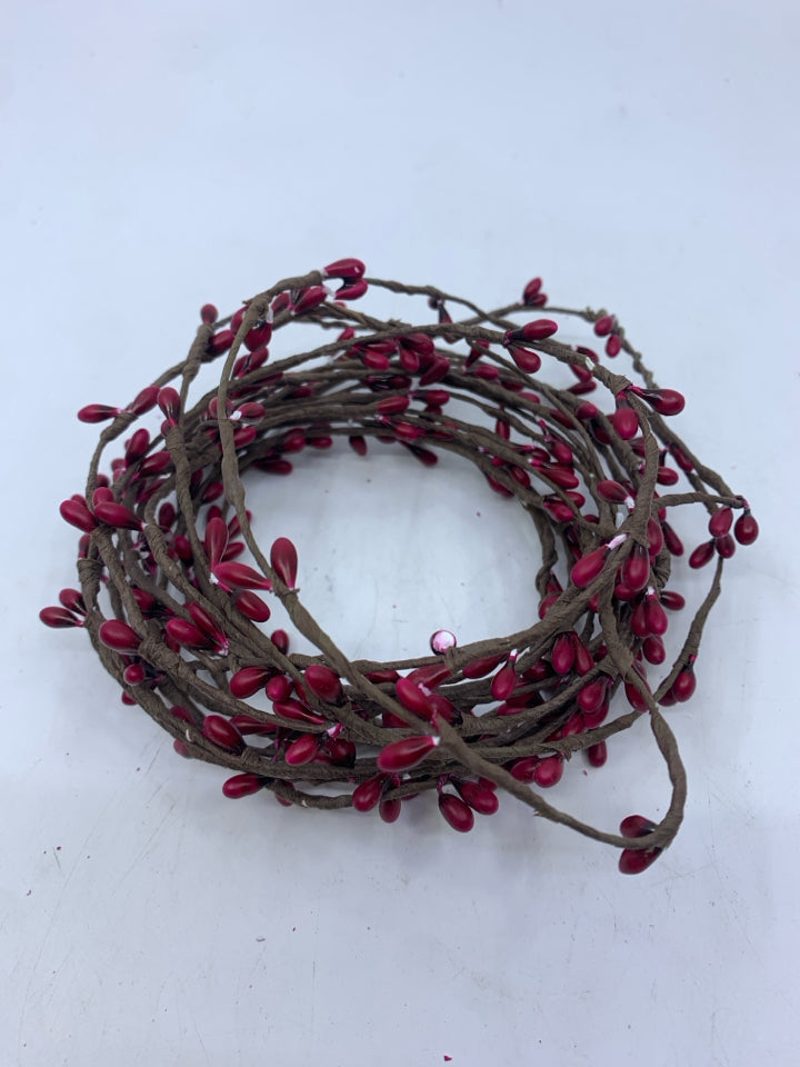 RED PIP BERRIES CANDLE RING.