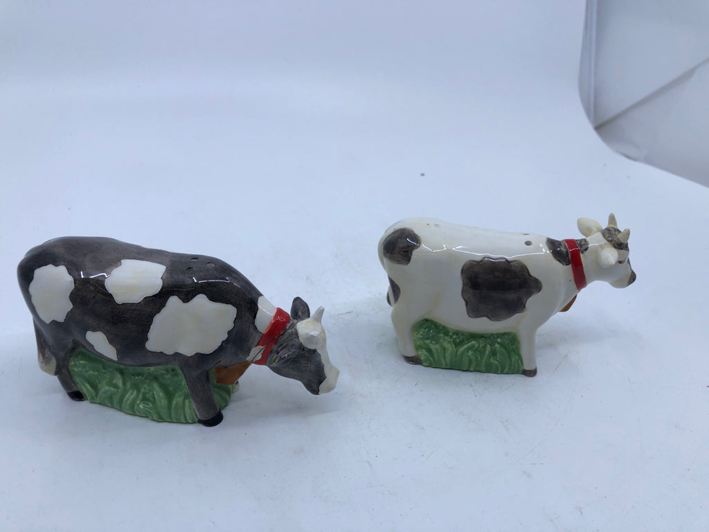 MR & MRS COW SALT & PEPPER SHAKERS.