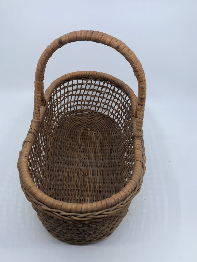 WICKER BASKET W/HANDLE.